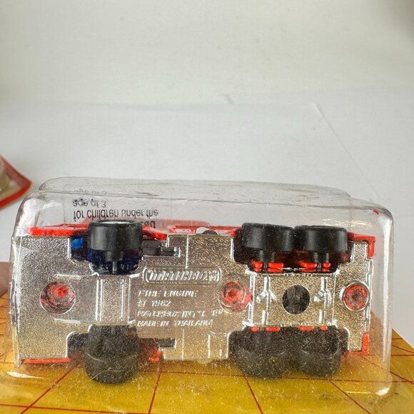 Matchbox Die-Cast Metal Extending Ladder Fire Engine - Picture 2 of 3